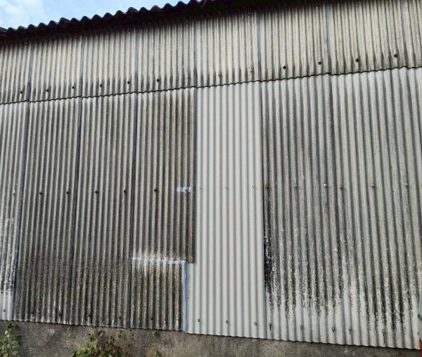 工場の外壁小波スレート　割れの補修後